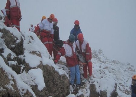 نجات ۹ فرد گیر افتاده در برف سنگین و سرمای شدید ارتفاعات کبیر کوه شهرستان ملکشاهی