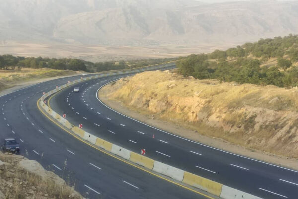 خطکشی سههزار و ۵۰۰ کیلومتر از راههای ایلام برای ارتقای ایمنی تردد