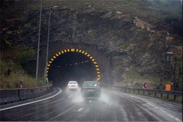 بارش باران در ۶ محور برون‌شهری ایلام / ریزش‌برداری در ۲۵ نقطه بدون ایجاد اختلال در تردد