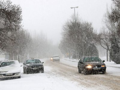 شادی برف زمستانی در کنار ترافیک شهری؛ راه‌های ایلام باز است