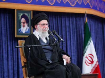 رهبر انقلاب:درمقابل جنگ نرم دشمن بی‌تفاوت نباشیم/باهمراهی مردم دشمن را به زانو در می‌آوریم